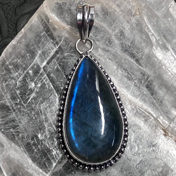 Blue Flash Labradorite Pendant - Picture 7 of 8